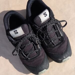 Salomon Clima Outway, Kids waterproof hiking sneakers, black. Kids US size 1.